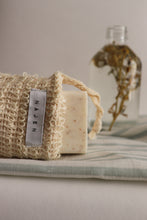 Load image into Gallery viewer, Gant de gommage en sisal, économiseur de savon
